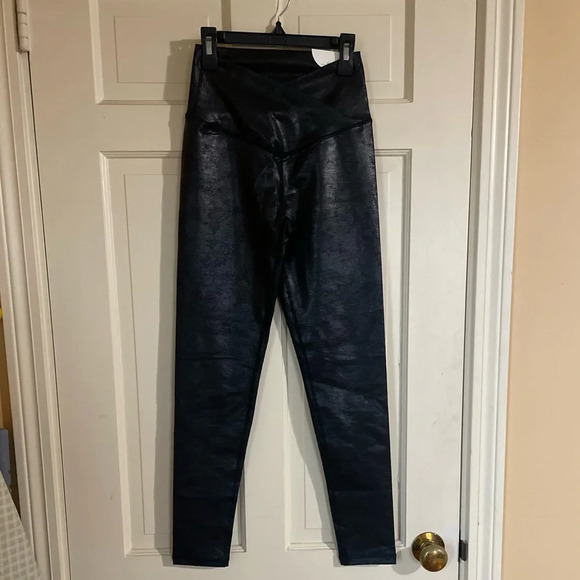 NWT Offline by Aerie Crossover Hi Waisted Crackle Black Leggings Size Medium - Picture 7 of 14